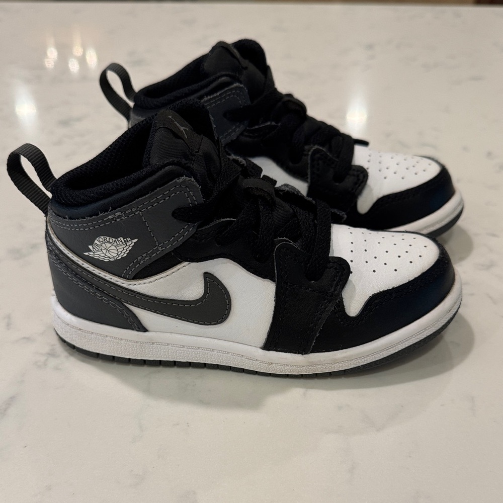NIKE Boys Air Jordan Black Grey White High-Top Sneakers Basketball Neutral Sz 9